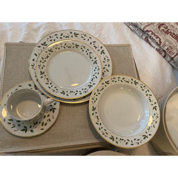 RARE Christmas Holiday Vine Fine for 8 Dinnerware Plates Cups Saucers Bowls - Picture 5 of 16